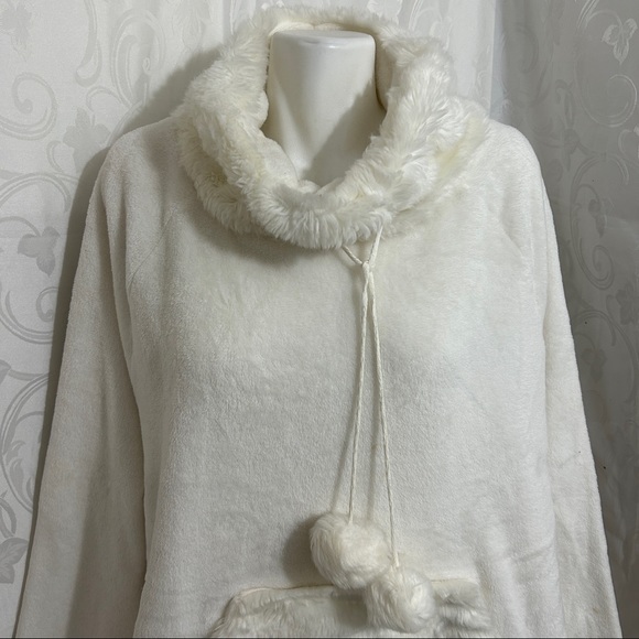 La Vie En Rose All White Teddy Oversized Sweater - Picture 3 of 12